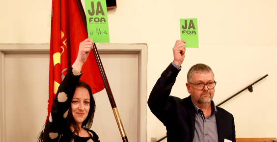 Afstemningsresultatet blev: Ja: 253 Nej: 35 Blank: 14. Dermed er sammenlægningen mellem FOA Aalborg og FOA Thisted-Morsø vedtaget. Anja Søe og Kristian Gaardsøe holder symbolsk JA-kortene frem i forbindelse med den ekstraordinære generalforsamling. 